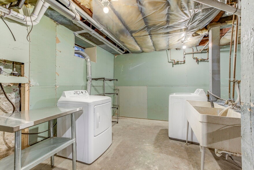 In-unit laundry (exclusive basement access) - 1322 NE Lowry Ave