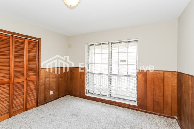 Building Photo - 820 Ridge Ln Dr