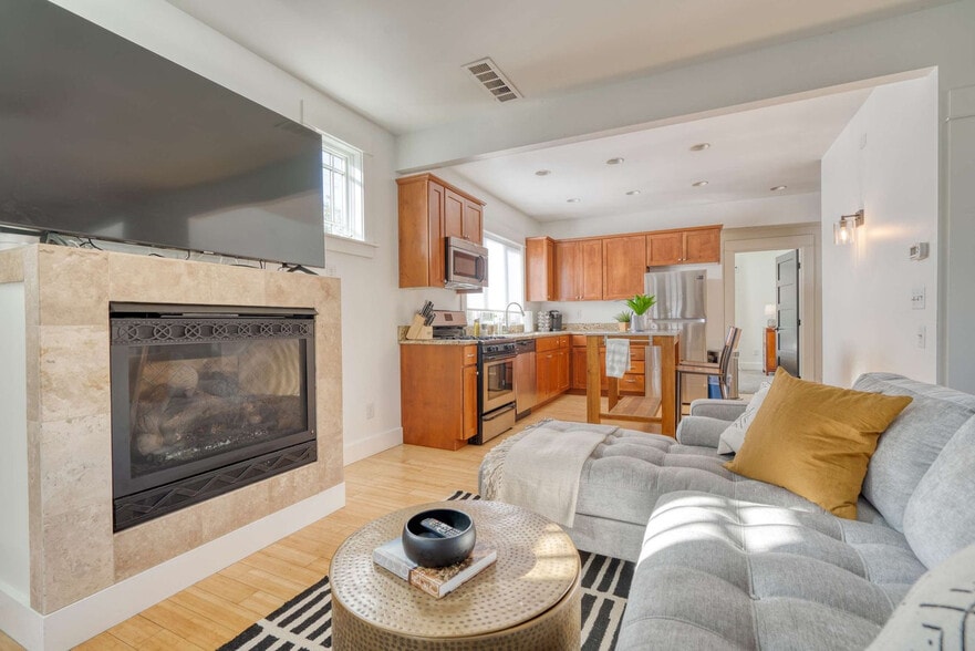 Building Photo - 915 SE 29th Ave