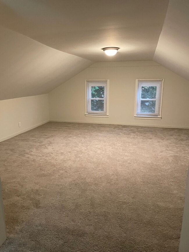 Building Photo - 3 Bedroom, 1 Bath Farmhouse Jamesville-DeWitt School