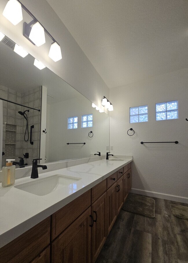 Building Photo - 1701 E Kramer St