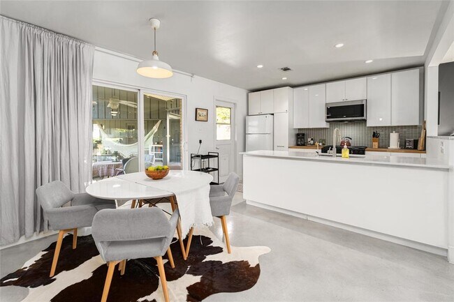 Building Photo - 4620 Englewood Dr