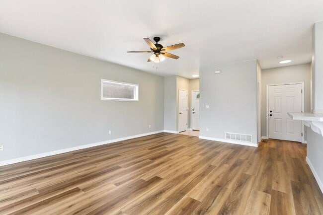 Building Photo - Updated Townhome with Views – Minutes to P...