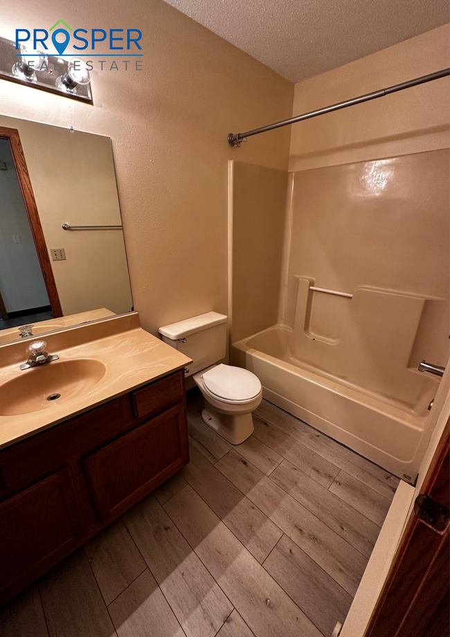 Building Photo - 3 Bedroom Unit Located Near Oakwood Mall