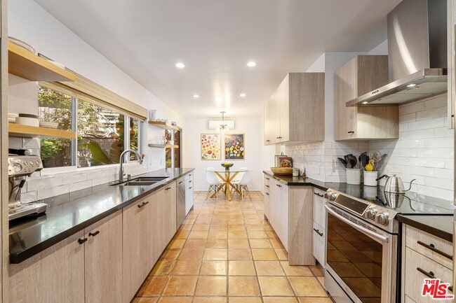 Building Photo - 19783 Valley View Dr