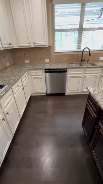 Building Photo - 4950 Belcrest Way