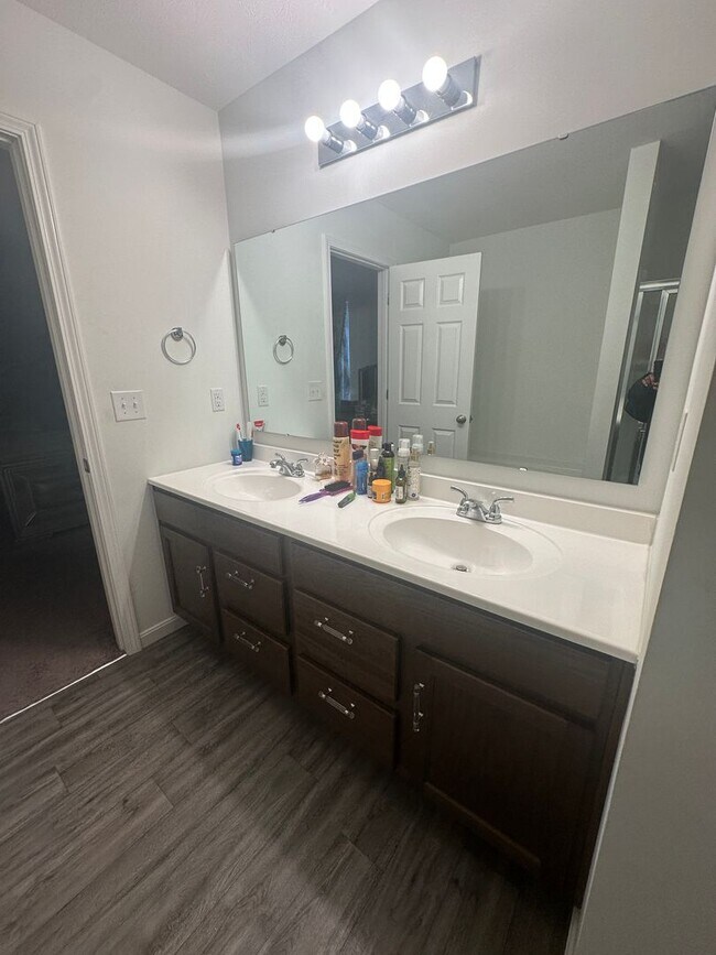 Building Photo - Available NOW - 5 bedroom, 3 full bathroom house - $2,950/month