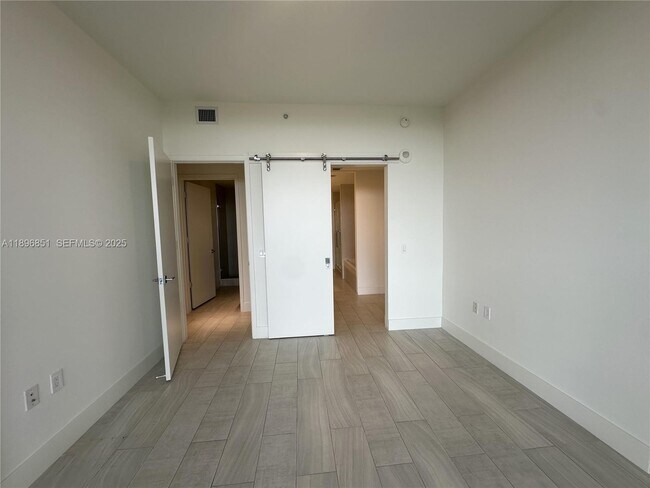 Building Photo - 2000 Metropica Wy