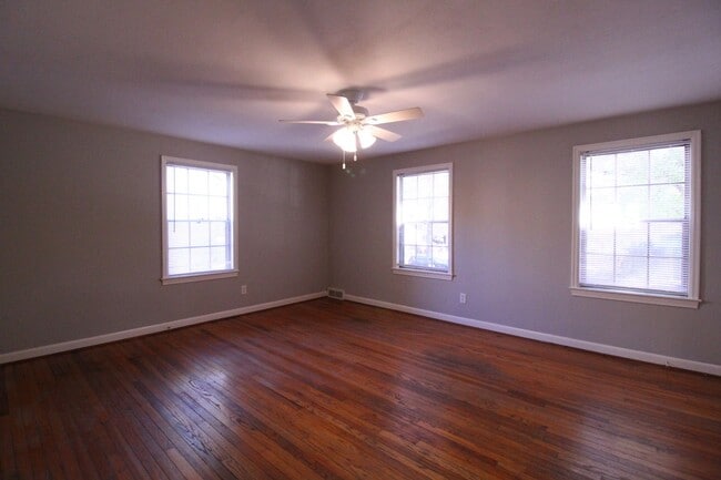 Building Photo - December FREE On This 2 Bedroom 1 Bath Duplex In The Waldo Area