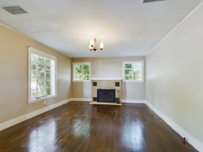 Building Photo - Cozy three bedroom in Hye Texas