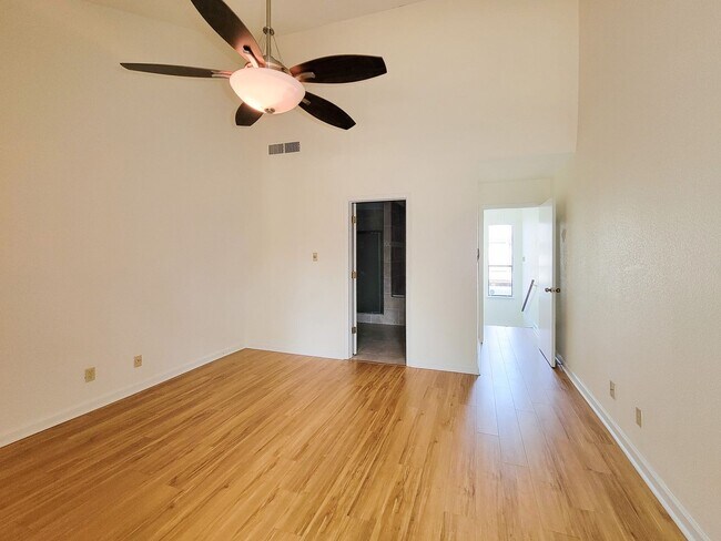 Building Photo - BEAUTIFUL UPDATED 2 BEDROOM 2 BATH CONDO. ...