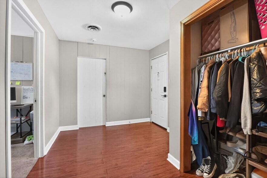 Building Photo - 800 W Joliet St