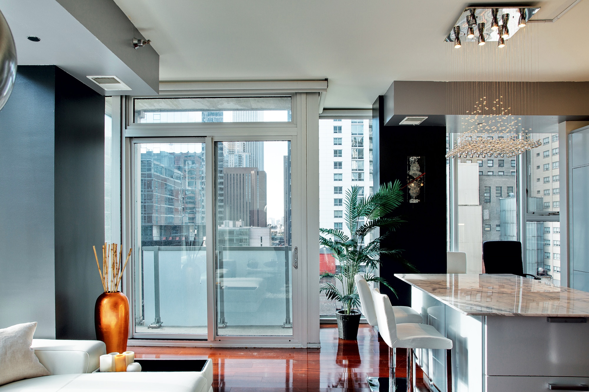 Building Photo - 550 N Saint Clair St