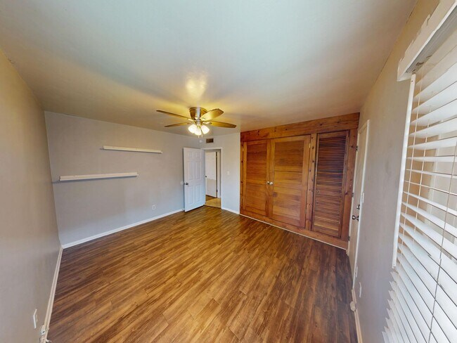 Building Photo - 5375 E Falls View Dr