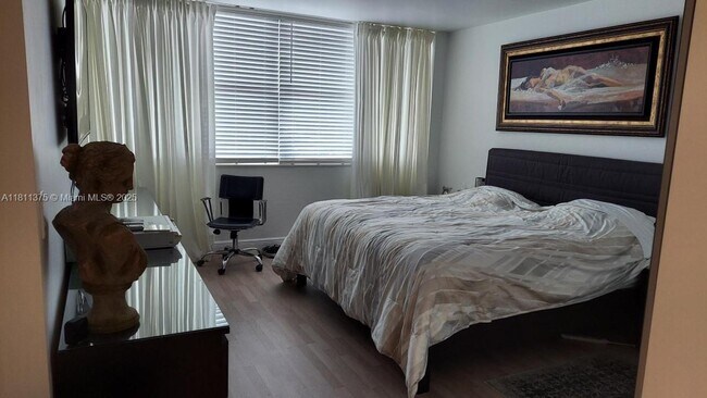 Building Photo - 3140 S Ocean Dr