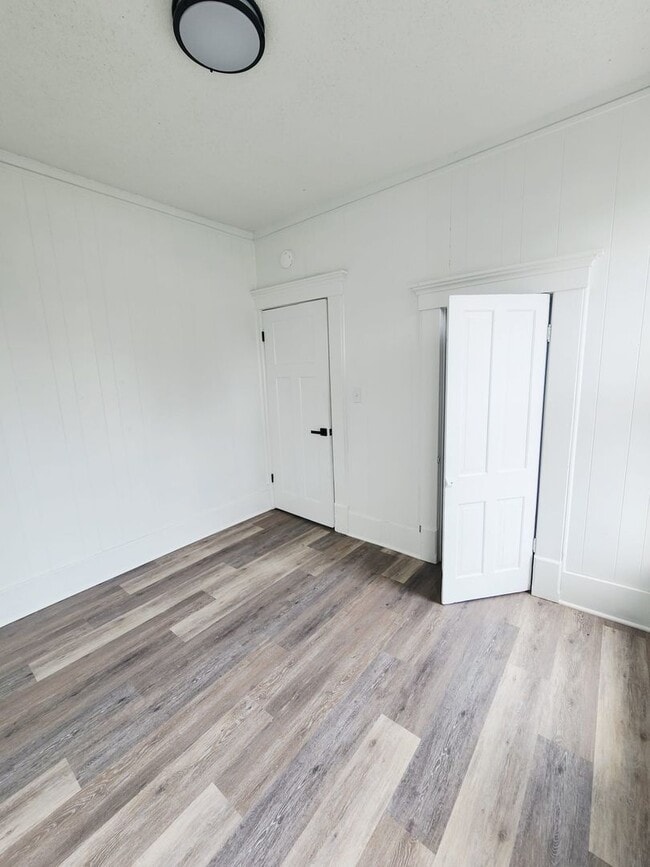 Building Photo - Fully Remodeled 5BR Home with 3-Car Garage...