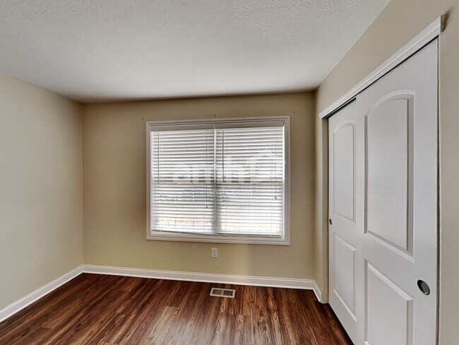 Building Photo - 490 Hemhill Dr