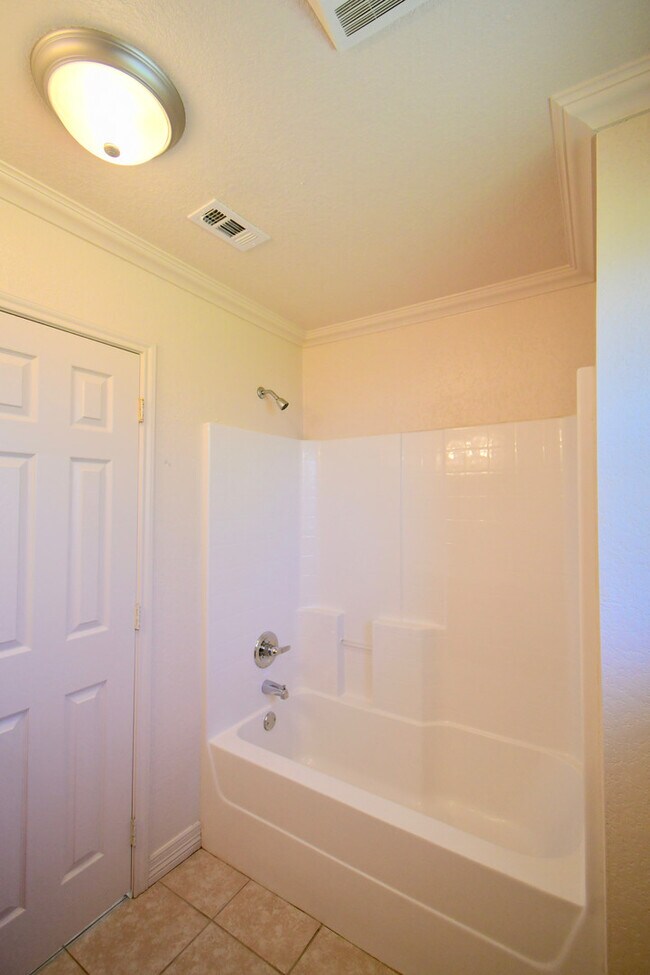 Building Photo - Lovely 3 bedroom 2 bathroom 2 car garage h...