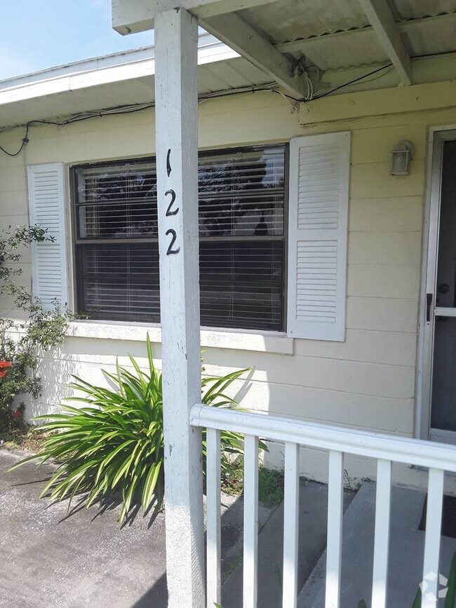 Building Photo - 2 Bedroom duplex with garage, Washer and D...