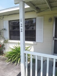 Building Photo - 2 Bedroom duplex with garage, Washer and D...