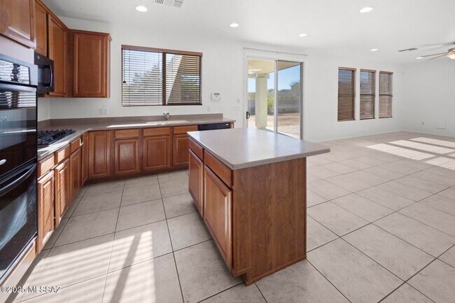 Building Photo - Lovely 4 bedroom, 2 bath home with 2 car garage