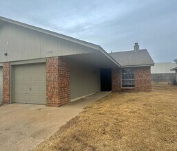 Building Photo - Coming SOON: Cute 3 bedroom 2 bathroom Duplex In Broken Arrow!