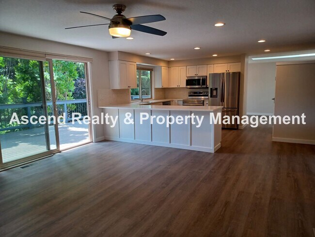 Building Photo - Wonderful Lake Oswego One Level 2 Decks 2 ...
