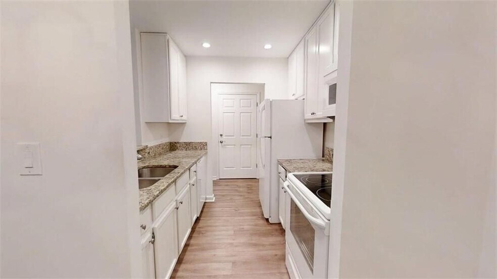 Building Photo - 300 Johnson Ferry Rd