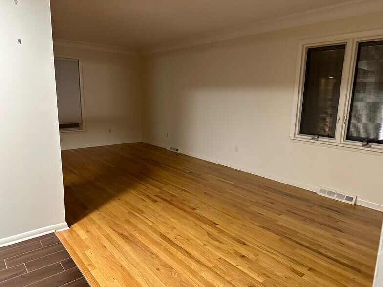 Building Photo - 9574 Idlewood Dr