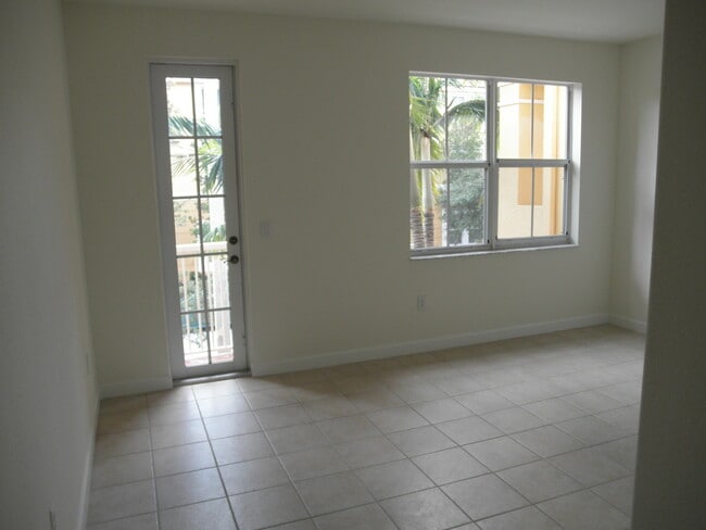 Building Photo - SHOMA TOWNHOUSES AT ROYAL PALM