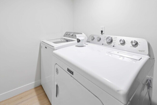 Building Photo - 4530 W Paradise Dr