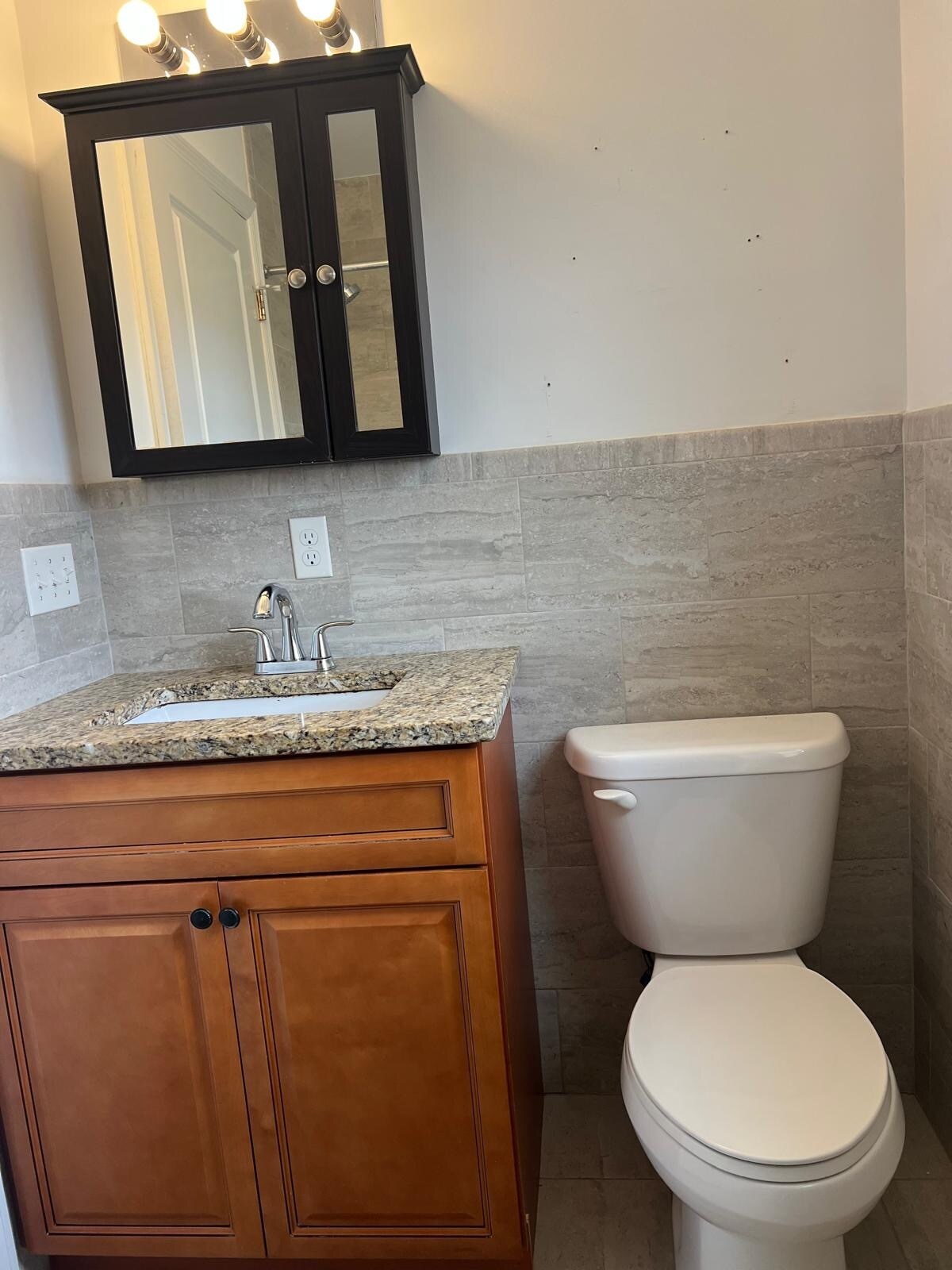Bath individual - 1042 Bond St