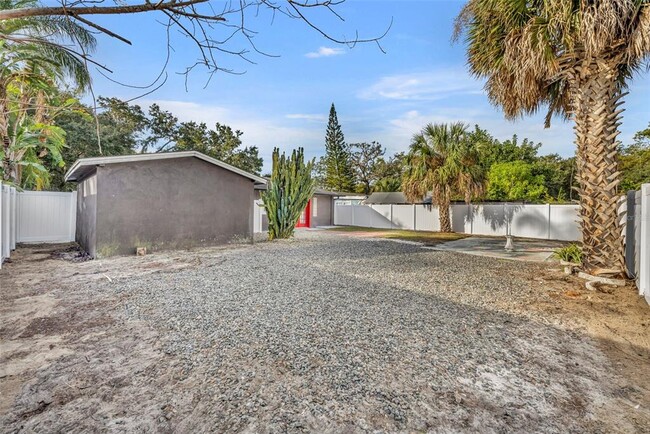 Building Photo - 1811 Park Lake St