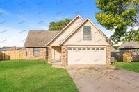 Building Photo - 308 N Hemlock Ave