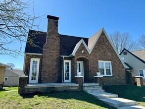 Building Photo - Charming  2-bedroom, 1-bathroom Storybook Cottage Awaits!