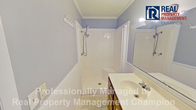 Building Photo - All Brick Ranch in the Heart of Hampstead
