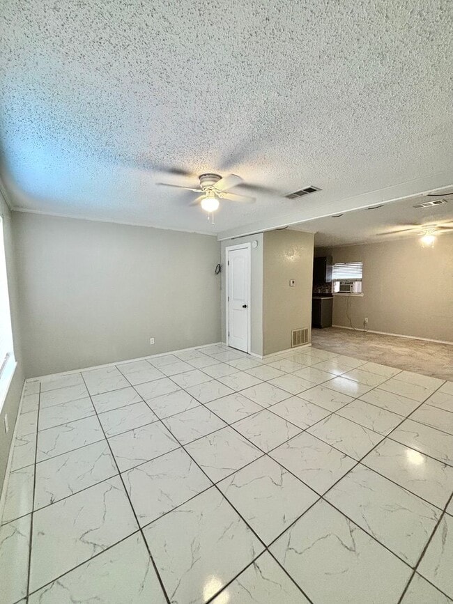Building Photo - NOW AVAILABLE - Spacious 3-Bedroom Home + ...