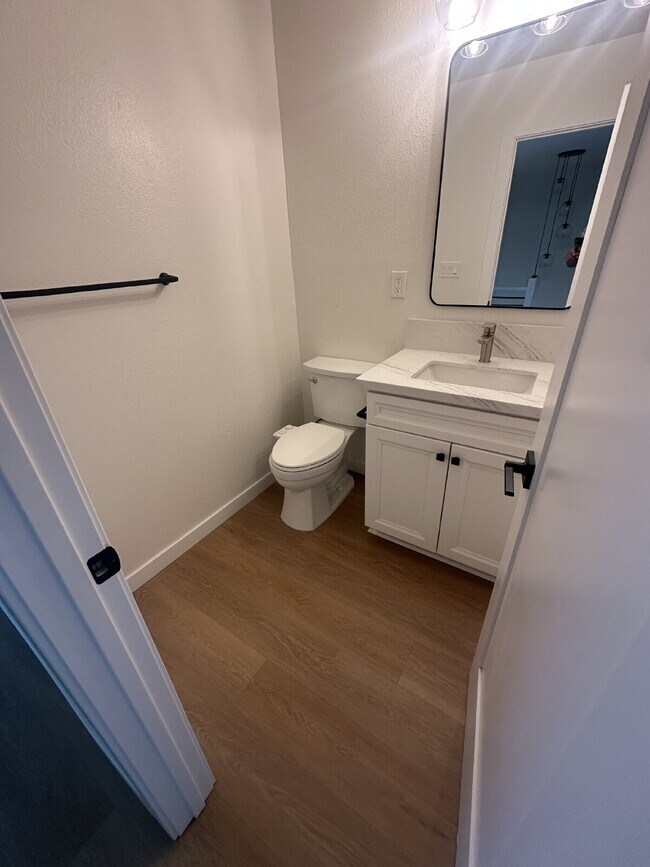 Building Photo - $3,750- 3 Bed / 2.5 Bath Renovated Townhome in Poway