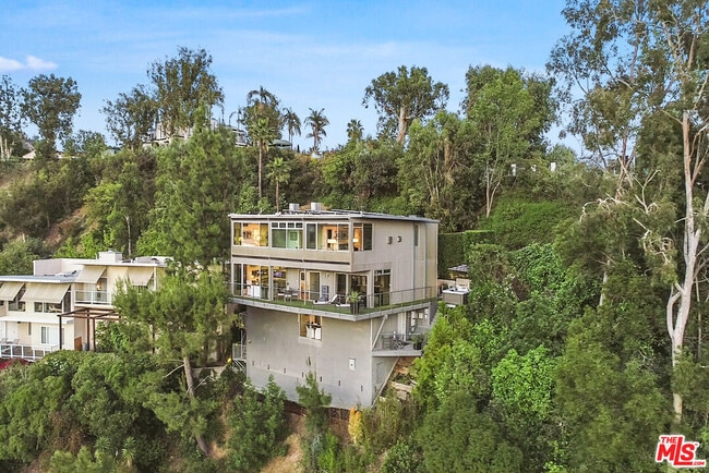 Building Photo - 9416 Beverlycrest Dr