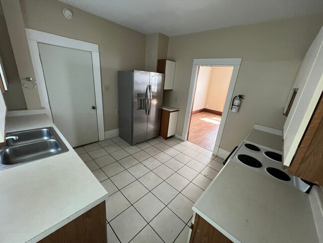 Building Photo - Large 4 bedroom house east of campus for A...