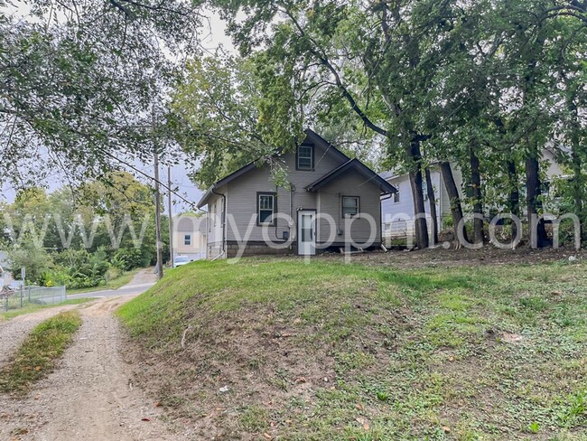 Building Photo - 2 Bedroom / 1 Bath Home Near Fontenelle Park!