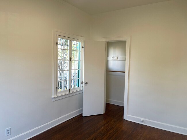 Building Photo - 3000-3006 Kenwood Avenue
