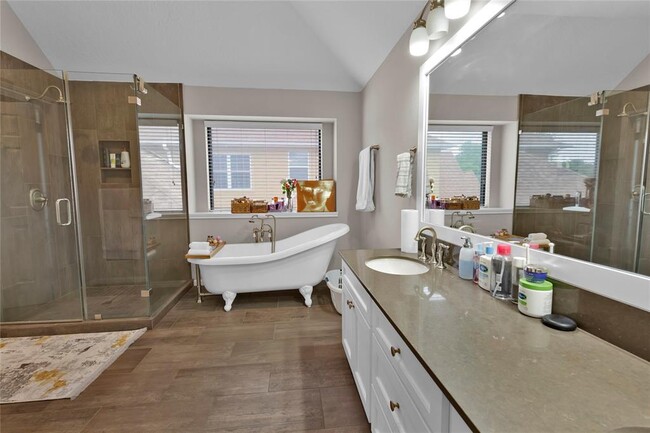 Building Photo - 25823 Lake Lawn Dr