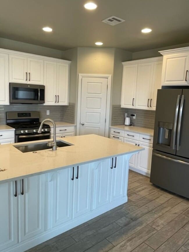 Building Photo - 4 Bedroom Condo With a Community Pool and ...