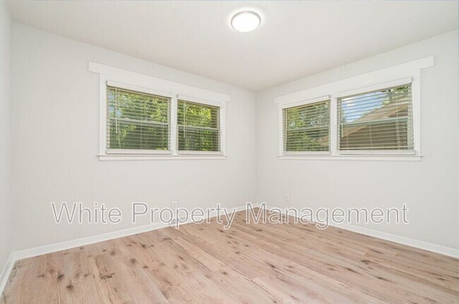 Building Photo - 602 Camrose Dr