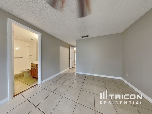Building Photo - 16015 Splitlog Dr