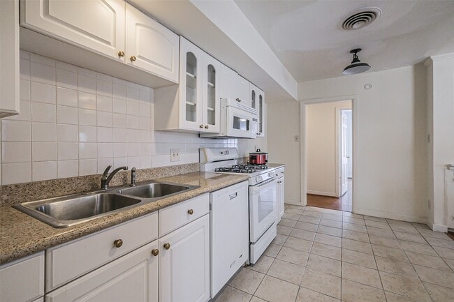 Building Photo - 2601 Briarhurst Dr