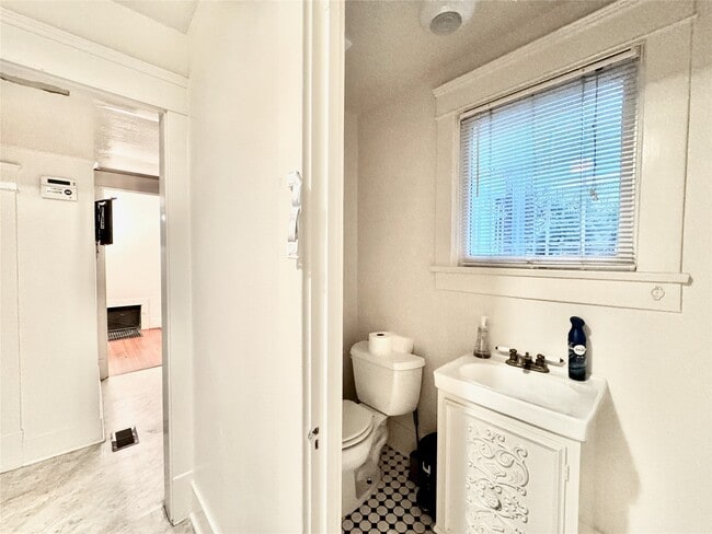 Building Photo - 1016 W Alabama St