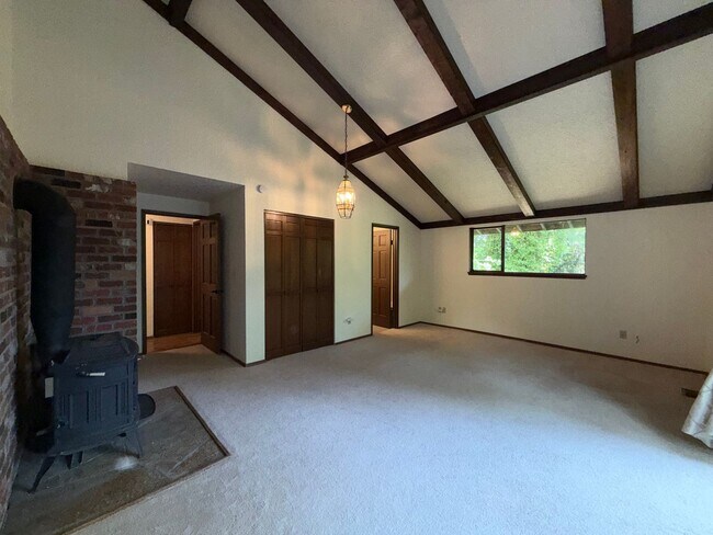 Building Photo - 3 Bed 2.5 Bath in the Heart of Bellevue