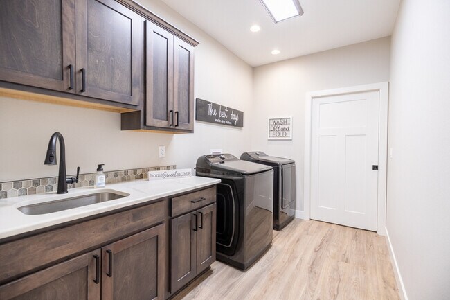 Building Photo - 2428 Sunshine Dr